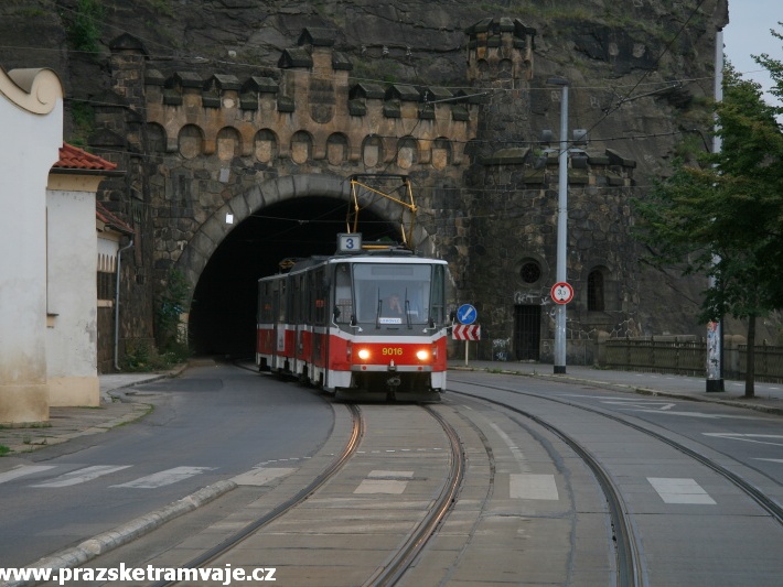 Vůz KT8D5 ev.č.9016 vypravený na linku 3 opouští Vyšehradský tunel a míří k Výtoni. | 15.7.2008