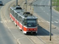 Vůz KT8D5 ev.č.9016 vypravený na linku 3 klesá obloukem od zastávky Nademlejnská ke Starému Hloubětínu pod most někdejší železniční vlečky ČKD. | 8.4.2006