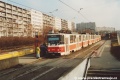 Souprava vozů KT8D5 #9017+9023 na lince X17 odbavuje cestující v zastávce Štěpničná. | listopad 1993