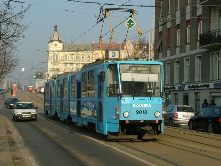 Vůz KT8D5 ev.č.9018 vypravený na linku 3 míří pod Rašínově nábřeží k Výtoni. | 23.1.2006