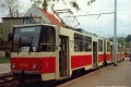 Vůz KT8D5 #9018 vypravený na linku 35 odbavuje cestující levými dveřmi ve směru jízdy v dočasné zastávce Trojská. | červen 1995