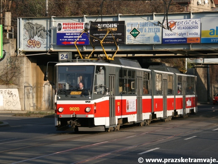 Vůz KT8D5 ev.č.9020 vypravený na linku 24 projíždí ulicí U Plynárny pod železničními mosty k zastávce Michelská. | 29.11.2011