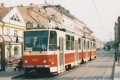 Vůz KT8D5 ev.č.9021 vypravený a označený jako linka X-B odbavuje cestující na Andělu. | 30.8.2002
