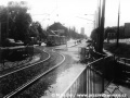Celkový pohled na jednokolejnou trať k zastávce Vozovna Strašnice s vozem KT8D5 ev.č.9023 vypraveným na linku 38. | 12.6.1991