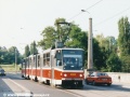 Vůz KT8D5 ev.č.9025 vypravený na linku 25 vybavený zkušebním polopantografem přejíždí most přes železniční trať. | 3.6.2003