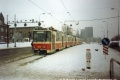 V zastávce Střelničná odbavuje cestující souprava vozů KT8D5 vedená vozem #9026 na lince X17. Po traťové koleji z centra se nejezdí a tak jí pod vrstvou sněhu ani není vidět. | prosinec 1993