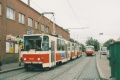 Vůz KT8D5 ev.č.9027 vypravený na linku 14 odbavuje cestující ve smyčce Smíchovské nádraží. V povzdáli vyčkává na svou příležitost záložní vlak X vozovny Pankrác obsazený vozy T3R.P ev.č.8234+8235. | 21.10.2002