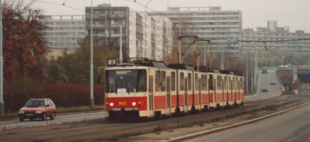 Souprava vozů KT8D5 #9027+9022 na lince X17 míří v první den provozu k zastávce Ládví. | 8. listopadu 1993