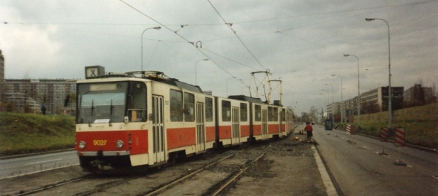 Souprava vozů KT8D5 #9027+9023 na lince X17 překonává kolejovou spojku u zastávky Kyselova z jednokolejného úseku. | listopad 1993