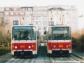 Vozy KT8D5 ev.č.9032 a 9014 vypravené na odkloněnou linku 3 se setkaly v netradiční smyčce Olšanské hřbitovy. | 21.11.2003