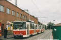 V poslední den, kdy linka X-B končí u Smíchovského nádraží, odbavuje řidič vozu KT8D5 ev.č.9037 cestující za dohledu přítomných dispečerů. | 16.9.2002