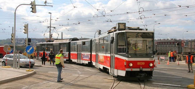 ...aby jej protisměrem brzy následoval vůz ev.č.9039. | 21.10.2007