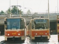 Vůz KT8D5 ev.č.9045 vypravený na linku 39 vyčkává v dočasné výstupní zastávce Hlavní nádraží na uvolnění nástupní zastávky odjíždějícím vozem KT8D5 ev.č.9039 vypraveným na linku 35. | 9.8.2003