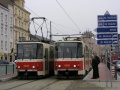 Vozy KT8D5 ev.č.9046 a ev.č.9030 vyčkávají v zastávce Nádraží Libeň na dokončení prací a svou jízdu po nové tramvajové trati