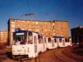 Vozovna Motol vypravila na linku 4 vůz KT8D5 #9047, který ve smyčce Kubánské náměstí manipuluje na vnější koleji. | 11.12.1993