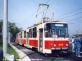 Zahájení provozu na modřanské tramvajové trati se blíží, řidiči tramvají jsou seznamováni s novým traťovým úsekem jízdou vozem KT8D5 ev.č.9048, který je dovezl do smyčky Sídliště Modřany, kde jsou stavební práce ještě v plném proudu | 25.5.1995