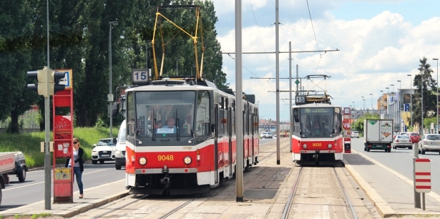 Jedno z posledních setkání posledních dvou pražských kátéček... V zastávce Tesla Hloubětín se potkávají vozy KT8D5 ev.č.9048 a 9030 na speciální lince 15. | 21.5.2013