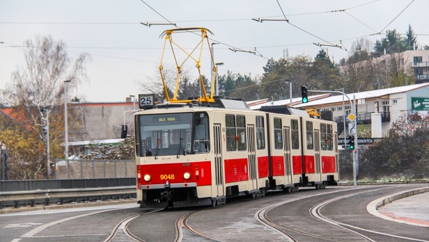 Historický vůz KT8D5 #9048 občas opustí svoje místo v expozici Muzea MHD a vyjede do ulic na zážitkovou turistiku. Snímek ho tak zachycuje při cestě ze Zlíchova na mostě nad železniční tratí v místě rozjezdové kolejové splítky křižovatky Lihovar. Nad vlevo mířícími oblouky nejsou ještě troleje. | 19.11.2022