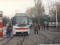 Prototypový vůz RT6N1 ev.č.9051 během krátkého nasazení na linku 18 nabírá své cestující ve smyčce Petřiny. | 4.11.1996