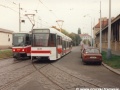U smyčky Vozovna Pankrác se setkala souprava nových vozů T6A5 ev.č.8617+8618 vypravená na linku 32 míjí s prototypovým vozem RT6N1 ev.č.0028. | 5.10.1996