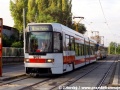 V zastávce Vojenská nemocnice odbavuje cestující prototyp nízkopodlažní tramvaje RT6N1 ev.č.9051. | 1996