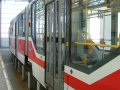 Střední nízkopodlažní článek novotou zářícího vozu KT8D5.RN2P po dodání z firmy Pars Šumperk v areálu Opravny tramvají Ústředních dílen DP. | 4.4.2005