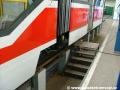 Podvozky vozu KT8D5.RN2P, umístěné pod spojovací klouby, jsou skryté pod bočními plentami jen částečně. | 4.4.2005