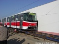 Vůz KT8D5.RN2P po příjezdu z firmy Pars Šumperk v areálu Opravny tramvají Ústředních dílen DP během skládání ze silničního tahače. | 1.4.2005