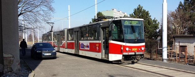 Po několika měsících opět ožila předávací kolej mezi zličínským železničním nádražím a kolejovou sítí pražských tramvají u smyčky Sídliště Řepy. Na předávací koleji postávající vůz KT8D5.RN2P ev.č.9091 dával tušit, že se něco bude dít... | 10.3.2015