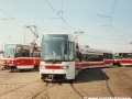 Setkání vozu RT6N1 ev.č.9101 vypraveného na linku 4 ve smyčce Sídliště Řepy se soupravou vozů T6A5 ev.č.8605+8606 na lince 9. | 26.3.1998