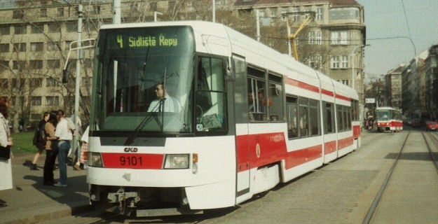 Vůz RT6N1 ev.č.9101 v červenobílém laku vypravený na linku 4 stanicuje v zastávce Karlovo náměstí. | 31.3.1998