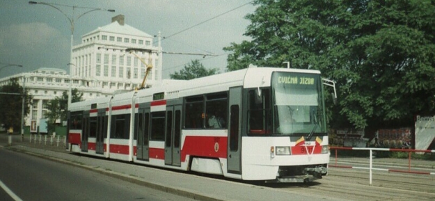 Vůz RT6N1 ev.č.9101 na cvičné jízdě s novým řidičem vjíždí do zastávky Kublov. | 5.9.1997