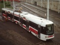 Díky nadhledu si můžeme prohlédnout výzbroj umístěnou na střeše vozu RT6N1 ev.č.9101 při výjezdu ze smyčky Nádraží Hostivař. | 29.8.1997