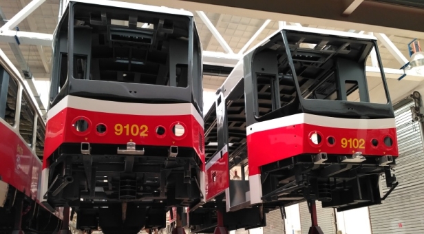 Čelní články vznikajícího vozu KT8D5.RN2P #9102 vedle sebe. Po letech se tak evidenční číslo 9102 vrátí do ulic na jiném typu tramvaje, než RT6N1. | 24.5.2018