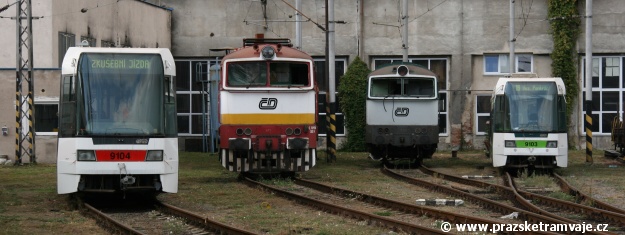 Vyřazené tramvaje RT6N1 ev.č.9104 a ev.č.9103 ve společnosti lokomotiv 750.371 a 750.289 v areálu DPOV, a.s. Nymburk | 1.10.2009
