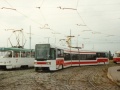 Vůz RT6N1 #9104 vypravený na linku 4 manipuluje ve smyčce Sídliště Řepy na střední koleji ve společnosti soupravy tétrojkových veteránů #6139+6138 vypravených na linku 9. | 4.9.1998