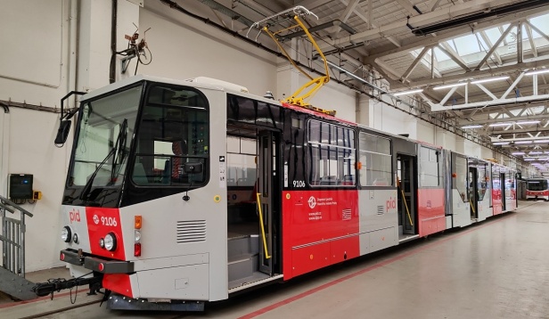 Dokončený vůz KT8D5.RN2P #9106 (→ ex Miskolc KT8D5 #214 → ex DP Mostu a Litvínova #319) již v novém laku Pražské integrované dopravy těsně před předání vozovně Hloubětín. | 26.10.2023