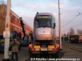 Skládání prototypu tramvaje Škoda 14T ev.č.9111 na pražské koleje v areálu Opravny tramvají Ústředních dílen | 11.12.2005