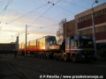 Skládání prototypu tramvaje Škoda 14T ev.č.9111 na pražské koleje v areálu Opravny tramvají Ústředních dílen | 11.12.2005