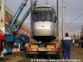 Skládání prototypu tramvaje Škoda 14T ev.č.9111 na pražské koleje v areálu Opravny tramvají Ústředních dílen | 11.12.2005