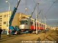 Skládání prototypu tramvaje Škoda 14T ev.č.9111 na pražské koleje v areálu Opravny tramvají Ústředních dílen | 11.12.2005