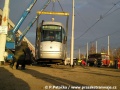 Skládání prototypu tramvaje Škoda 14T ev.č.9111 na pražské koleje v areálu Opravny tramvají Ústředních dílen | 11.12.2005