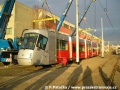 Skládání prototypu tramvaje Škoda 14T ev.č.9111 na pražské koleje v areálu Opravny tramvají Ústředních dílen | 11.12.2005