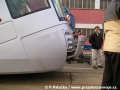 Skládání prototypu tramvaje Škoda 14T ev.č.9111 na pražské koleje v areálu Opravny tramvají Ústředních dílen | 11.12.2005