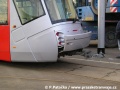 Skládání prototypu tramvaje Škoda 14T ev.č.9111 na pražské koleje v areálu Opravny tramvají Ústředních dílen | 11.12.2005