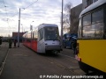 Skládání prototypu tramvaje Škoda 14T ev.č.9111 na pražské koleje v areálu Opravny tramvají Ústředních dílen | 11.12.2005