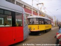 Skládání prototypu tramvaje Škoda 14T ev.č.9111 na pražské koleje v areálu Opravny tramvají Ústředních dílen | 11.12.2005