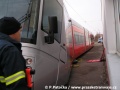 Skládání prototypu tramvaje Škoda 14T ev.č.9111 na pražské koleje v areálu Opravny tramvají Ústředních dílen | 11.12.2005