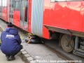 Skládání prototypu tramvaje Škoda 14T ev.č.9111 na pražské koleje v areálu Opravny tramvají Ústředních dílen | 11.12.2005