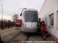 Skládání prototypu tramvaje Škoda 14T ev.č.9111 na pražské koleje v areálu Opravny tramvají Ústředních dílen | 11.12.2005